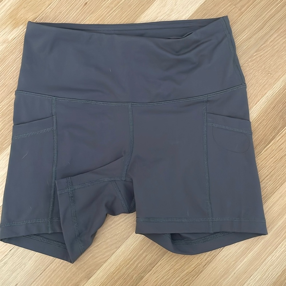Yogalicious size S  3.5” inseam shorts with side pockets grey